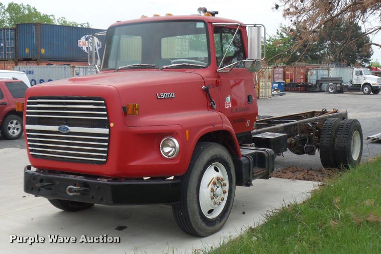 image for item DD9363 1991 Ford LS9000 flatbed truck