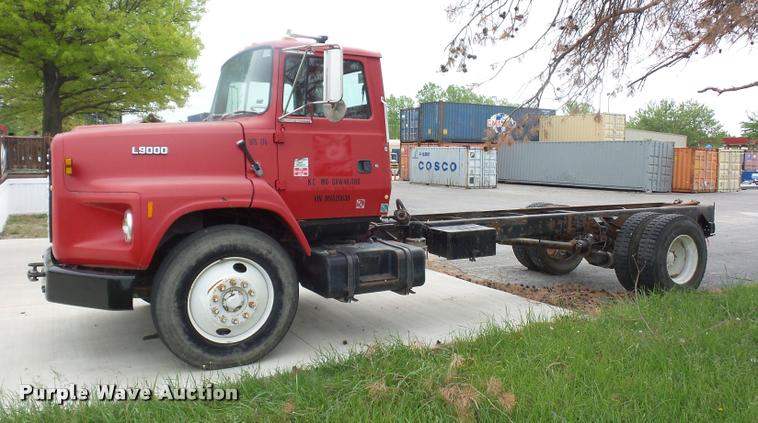 image for item DD9363 1991 Ford LS9000 flatbed truck