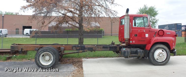 image for item DD9363 1991 Ford LS9000 flatbed truck