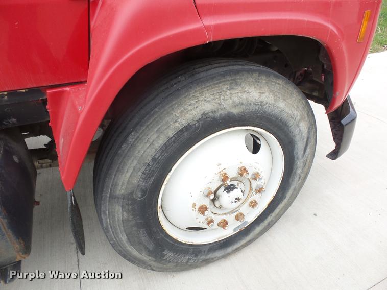 image for item DD9363 1991 Ford LS9000 flatbed truck