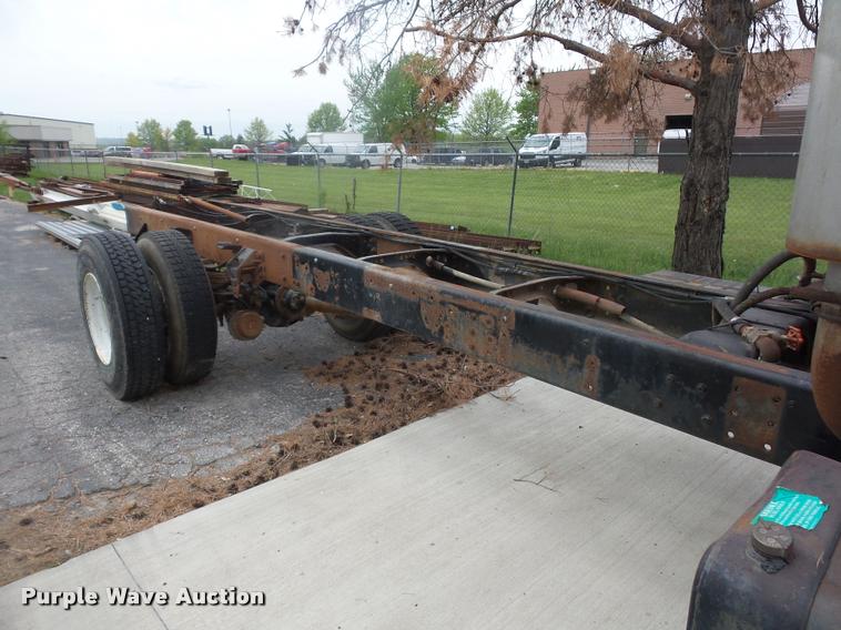 image for item DD9363 1991 Ford LS9000 flatbed truck