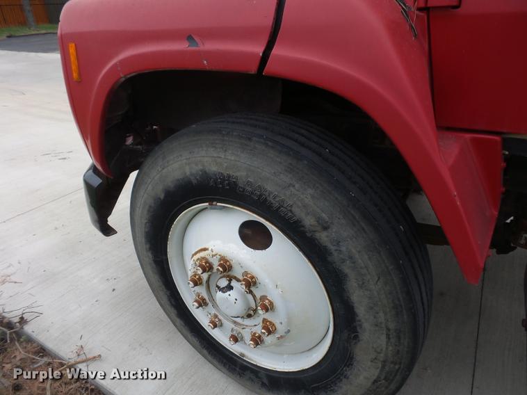 image for item DD9363 1991 Ford LS9000 flatbed truck