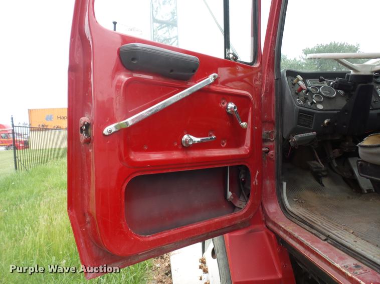 image for item DD9363 1991 Ford LS9000 flatbed truck