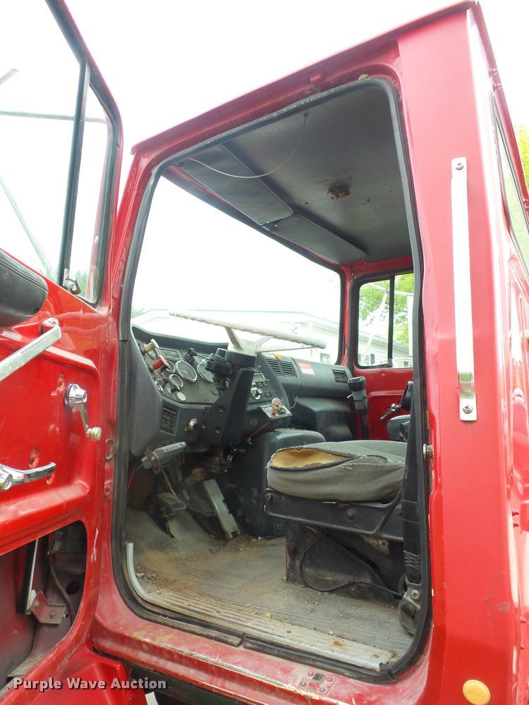 image for item DD9363 1991 Ford LS9000 flatbed truck