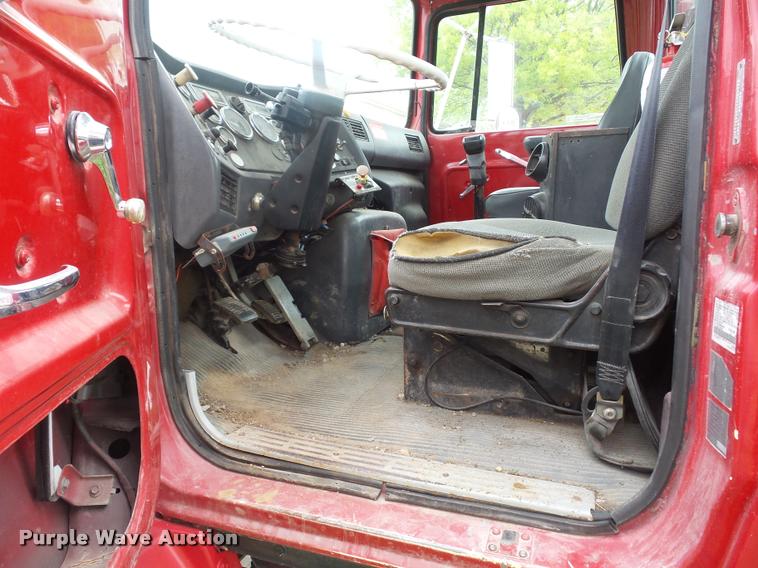 image for item DD9363 1991 Ford LS9000 flatbed truck