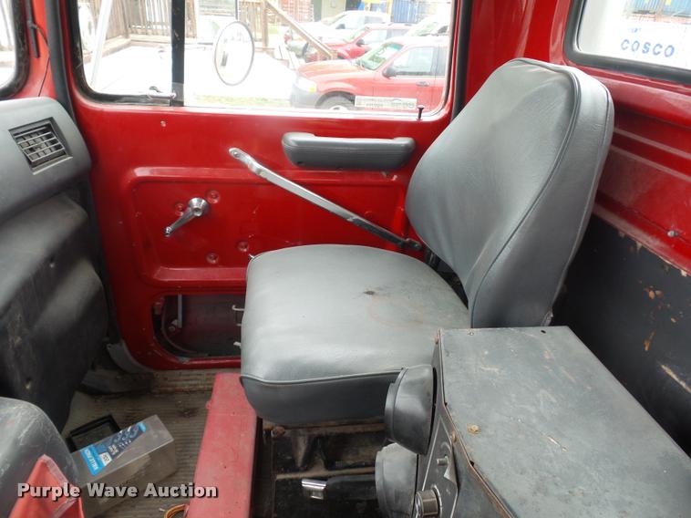 image for item DD9363 1991 Ford LS9000 flatbed truck