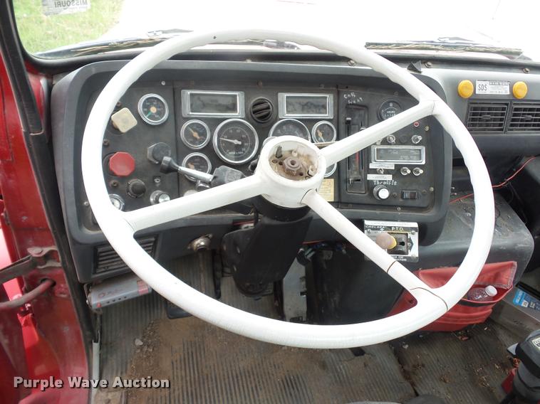 image for item DD9363 1991 Ford LS9000 flatbed truck