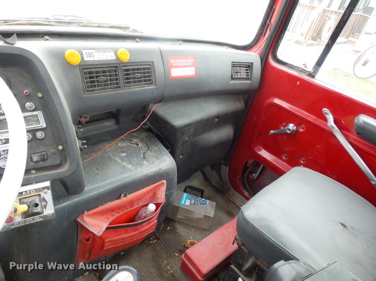 image for item DD9363 1991 Ford LS9000 flatbed truck