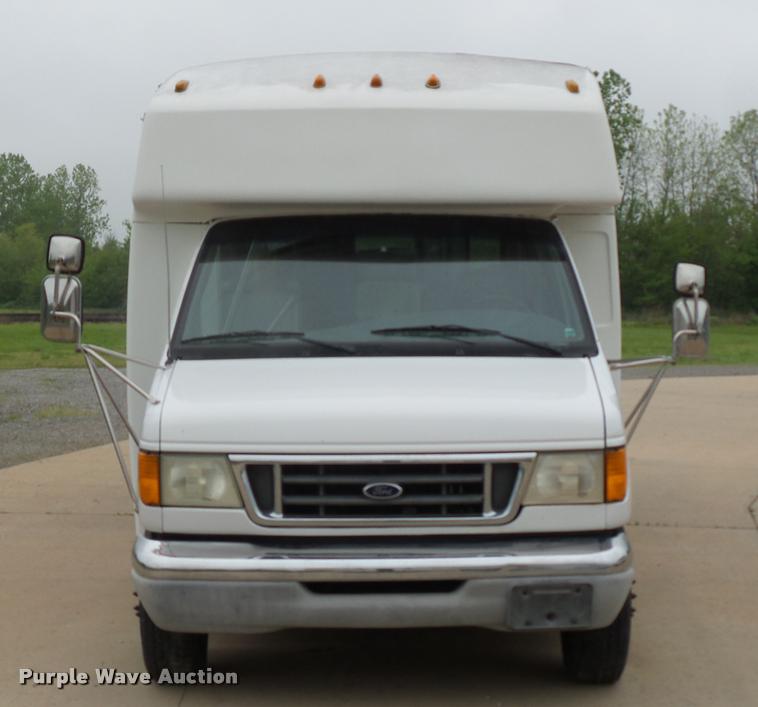 image for item DD9378 2003 Ford Econoline E450 Super Duty shuttle bus