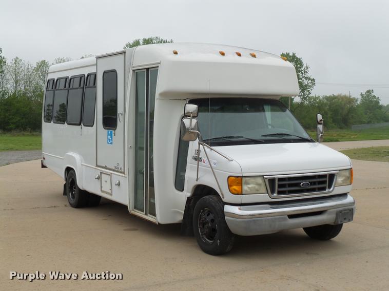 image for item DD9378 2003 Ford Econoline E450 Super Duty shuttle bus