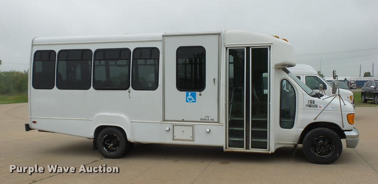 image for item DD9378 2003 Ford Econoline E450 Super Duty shuttle bus