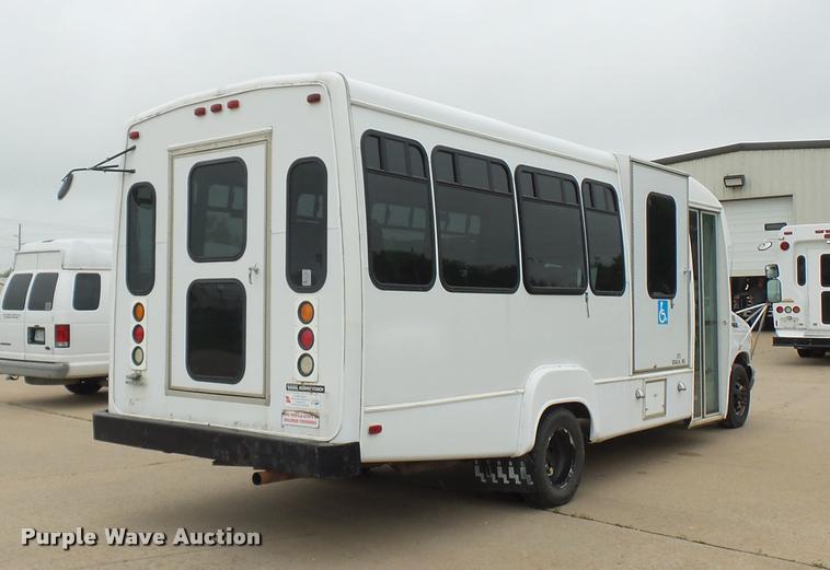 image for item DD9378 2003 Ford Econoline E450 Super Duty shuttle bus