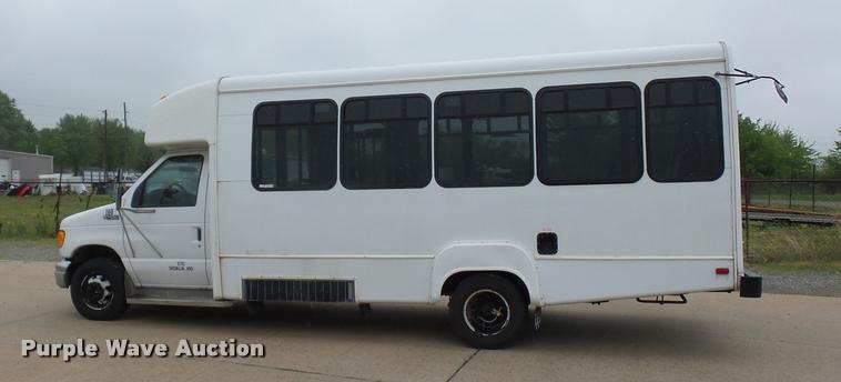 image for item DD9378 2003 Ford Econoline E450 Super Duty shuttle bus