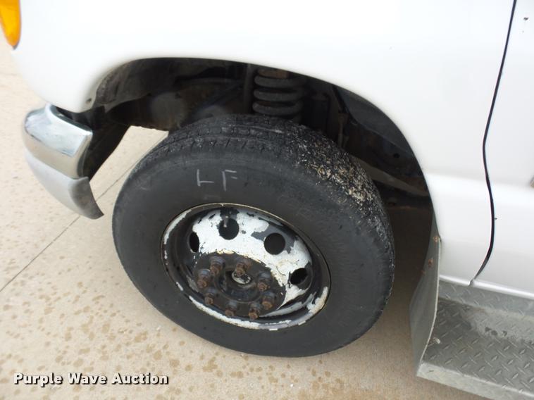 image for item DD9378 2003 Ford Econoline E450 Super Duty shuttle bus