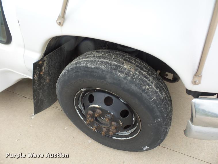 image for item DD9378 2003 Ford Econoline E450 Super Duty shuttle bus