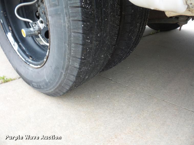 image for item DD9378 2003 Ford Econoline E450 Super Duty shuttle bus