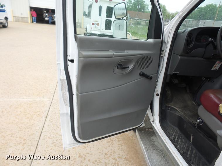 image for item DD9378 2003 Ford Econoline E450 Super Duty shuttle bus