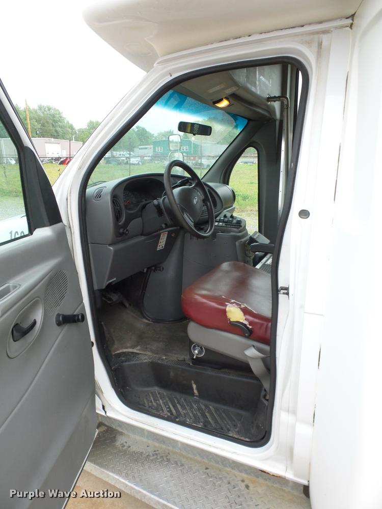 image for item DD9378 2003 Ford Econoline E450 Super Duty shuttle bus