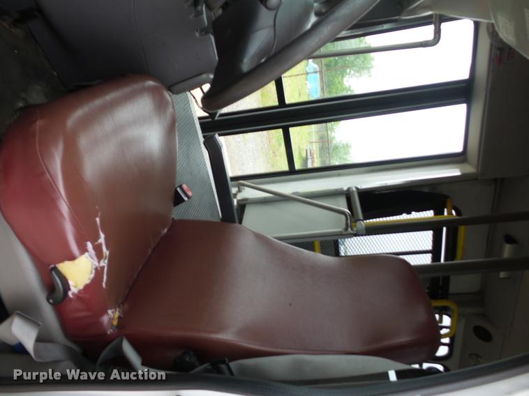 image for item DD9378 2003 Ford Econoline E450 Super Duty shuttle bus