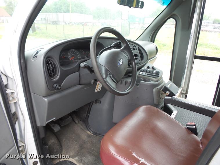 image for item DD9378 2003 Ford Econoline E450 Super Duty shuttle bus