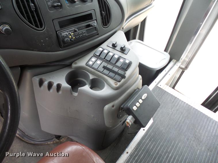 image for item DD9378 2003 Ford Econoline E450 Super Duty shuttle bus