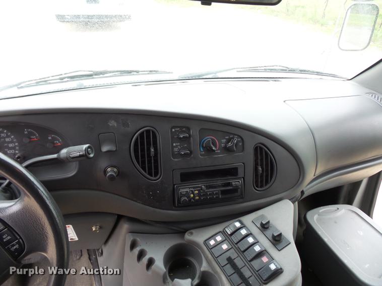 image for item DD9378 2003 Ford Econoline E450 Super Duty shuttle bus
