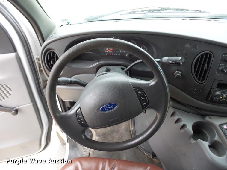 image for item DD9378 2003 Ford Econoline E450 Super Duty shuttle bus