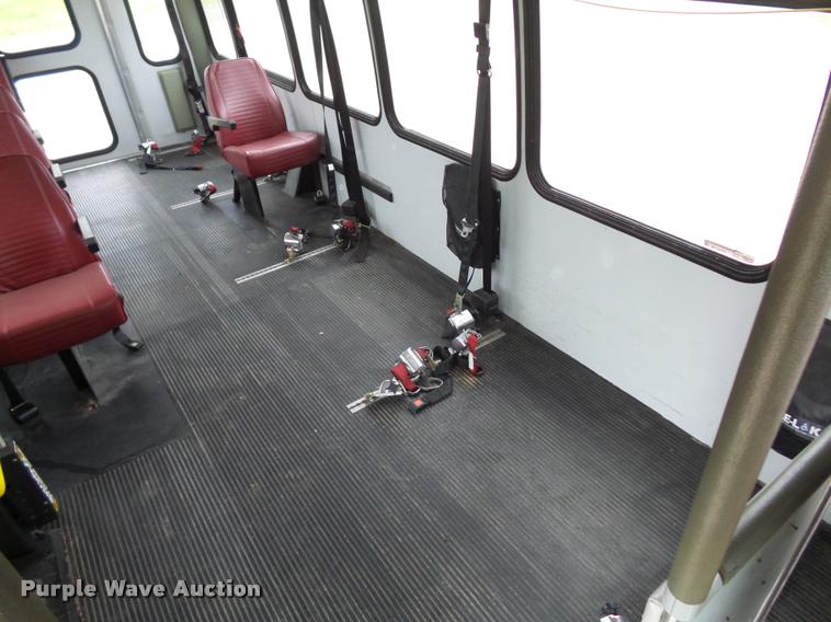 image for item DD9378 2003 Ford Econoline E450 Super Duty shuttle bus