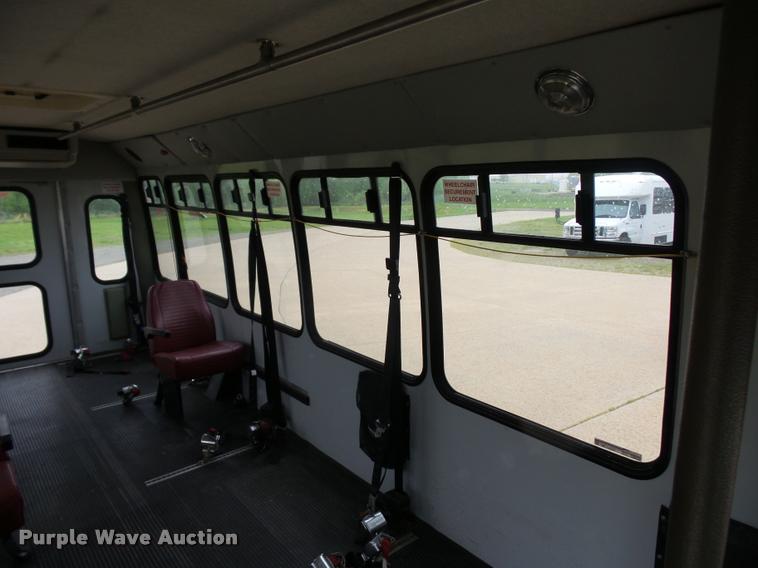 image for item DD9378 2003 Ford Econoline E450 Super Duty shuttle bus