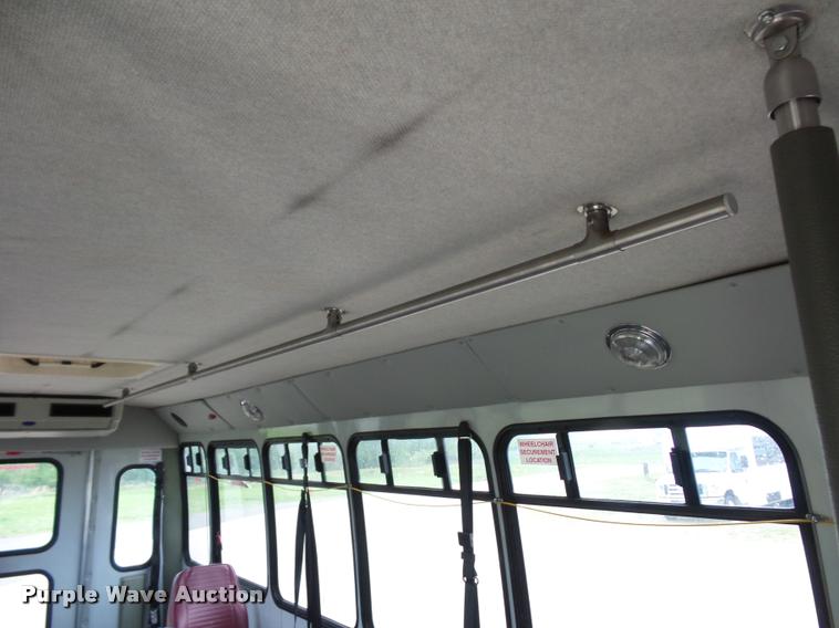 image for item DD9378 2003 Ford Econoline E450 Super Duty shuttle bus