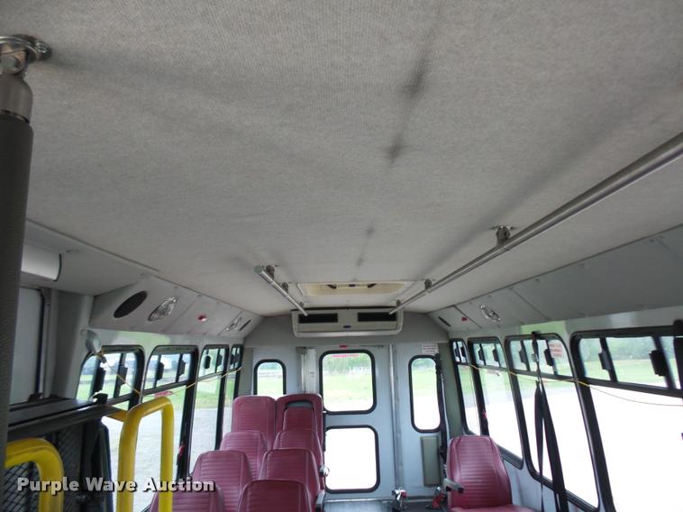 image for item DD9378 2003 Ford Econoline E450 Super Duty shuttle bus