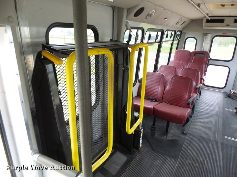 image for item DD9378 2003 Ford Econoline E450 Super Duty shuttle bus