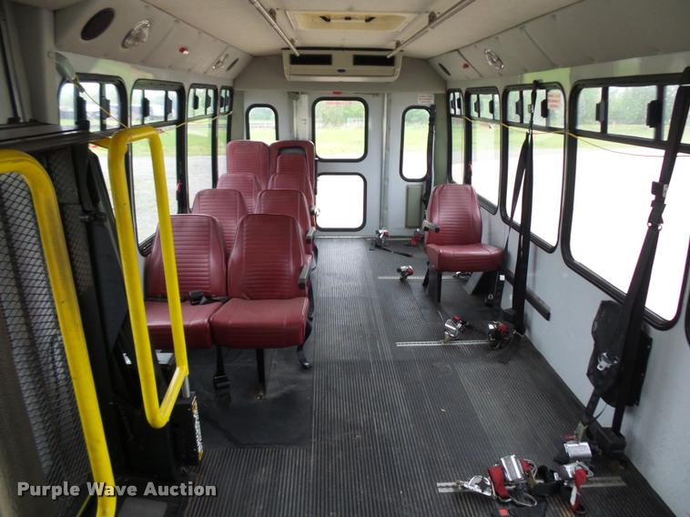 image for item DD9378 2003 Ford Econoline E450 Super Duty shuttle bus