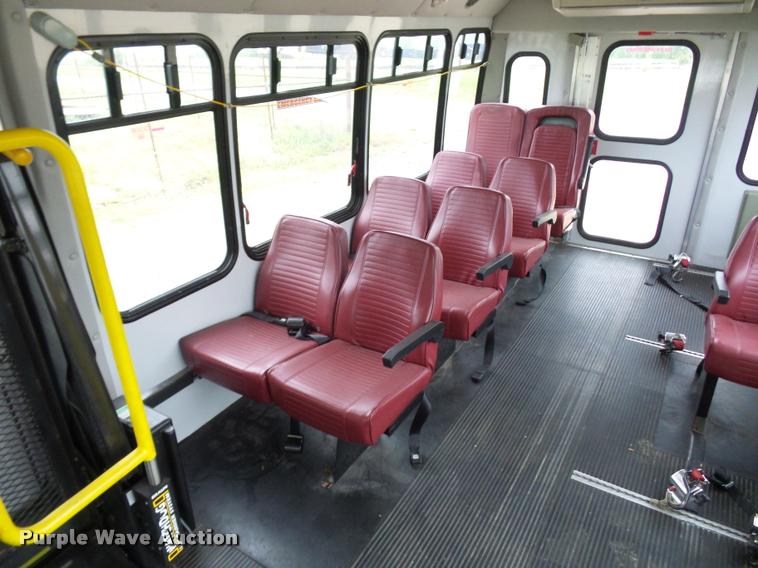 image for item DD9378 2003 Ford Econoline E450 Super Duty shuttle bus