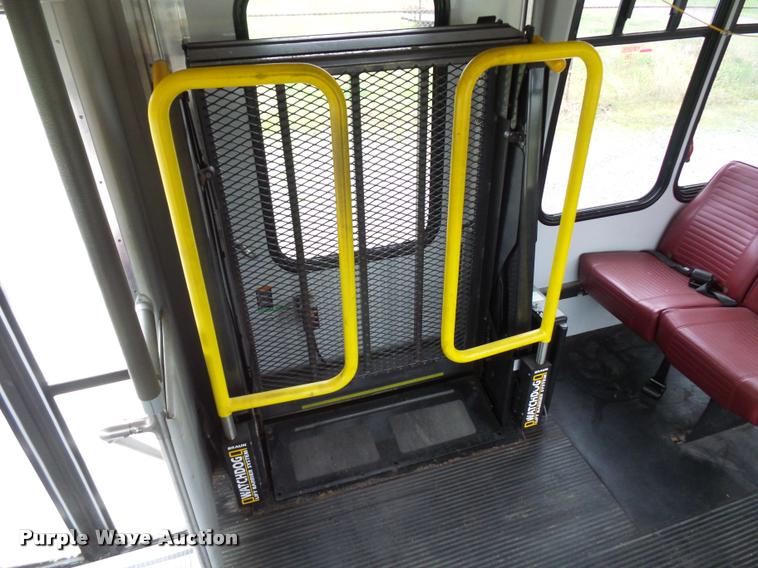 image for item DD9378 2003 Ford Econoline E450 Super Duty shuttle bus