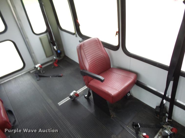 image for item DD9378 2003 Ford Econoline E450 Super Duty shuttle bus