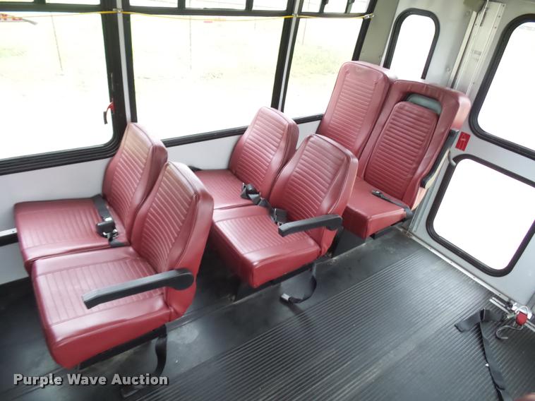 image for item DD9378 2003 Ford Econoline E450 Super Duty shuttle bus