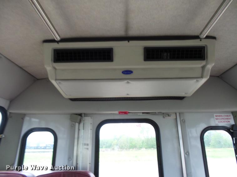 image for item DD9378 2003 Ford Econoline E450 Super Duty shuttle bus