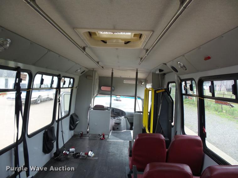 image for item DD9378 2003 Ford Econoline E450 Super Duty shuttle bus