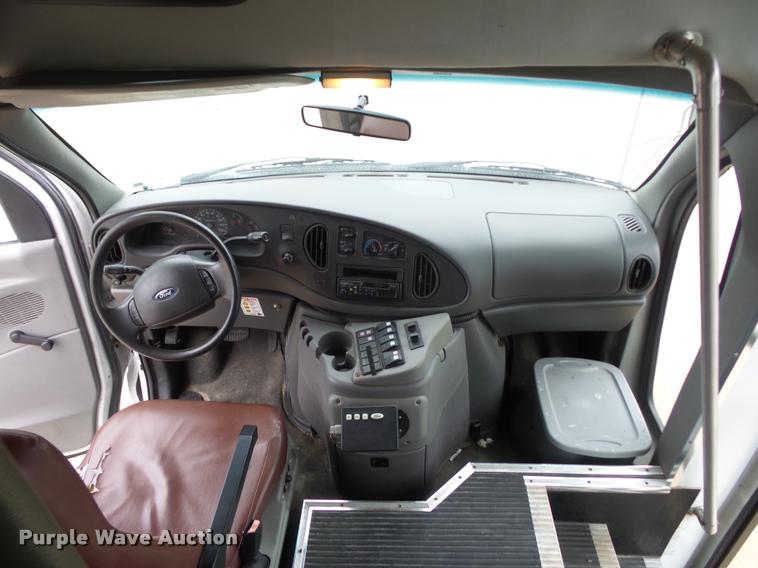 image for item DD9378 2003 Ford Econoline E450 Super Duty shuttle bus