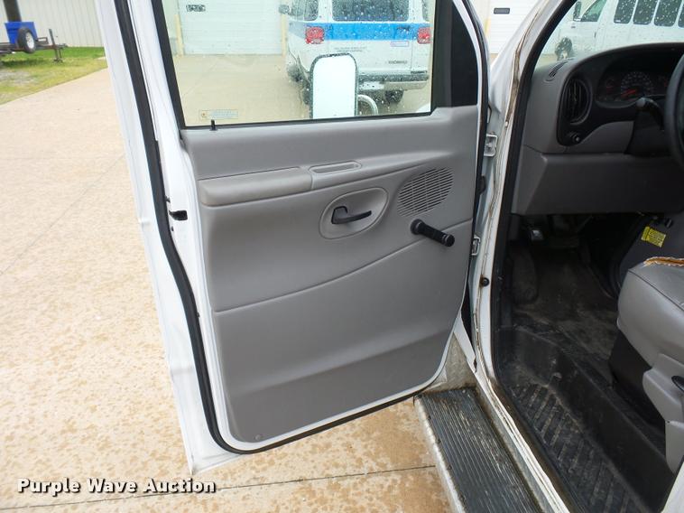 image for item DD9379 1998 Ford Club Wagon XL Super van