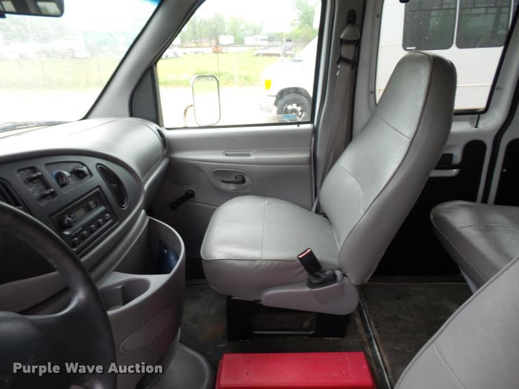 image for item DD9379 1998 Ford Club Wagon XL Super van