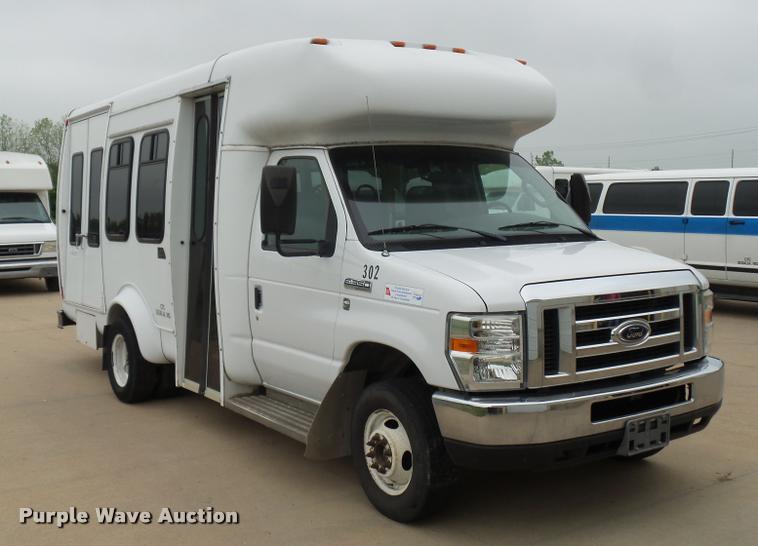 image for item DD9381 2008 Ford E350 Super Duty shuttle bus
