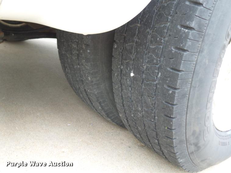 image for item DD9381 2008 Ford E350 Super Duty shuttle bus