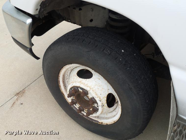 image for item DD9381 2008 Ford E350 Super Duty shuttle bus