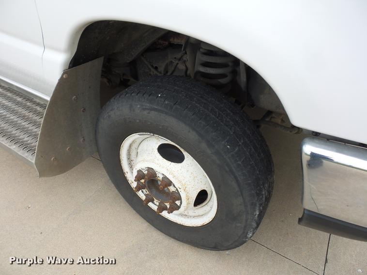 image for item DD9381 2008 Ford E350 Super Duty shuttle bus