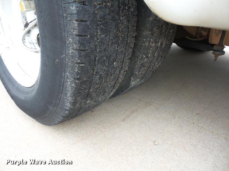 image for item DD9381 2008 Ford E350 Super Duty shuttle bus