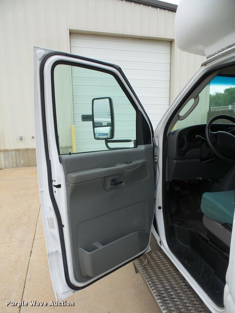 image for item DD9381 2008 Ford E350 Super Duty shuttle bus