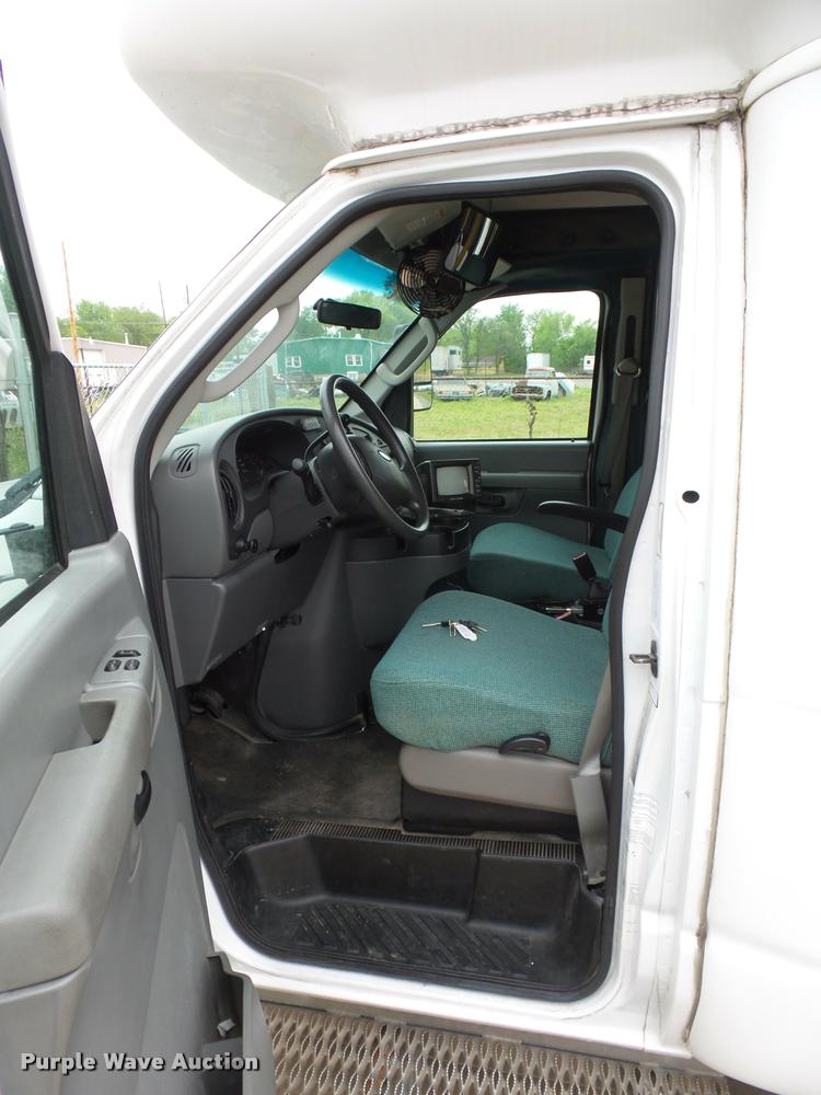 image for item DD9381 2008 Ford E350 Super Duty shuttle bus