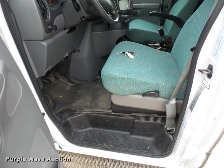 image for item DD9381 2008 Ford E350 Super Duty shuttle bus